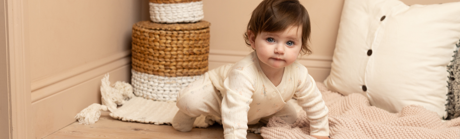 Baby clothes that grow with them. The features that make life easier.